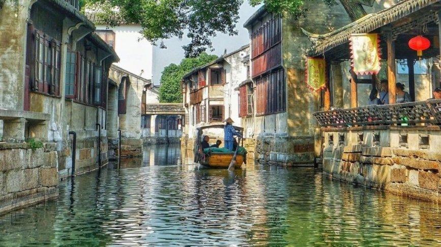 沙发靠电暖炉太近被引燃导致大火，三名儿童被困屋内情况危急，消防员冲进火场紧张救援